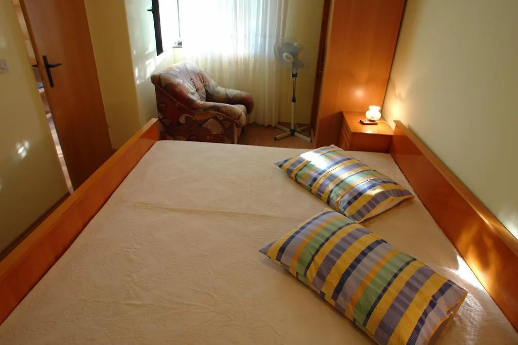 Apartments Benito Pjescana Uvala 0*,